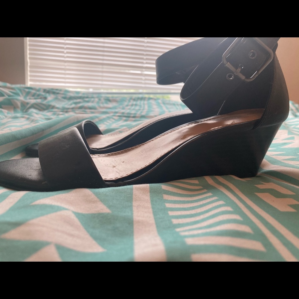 Black wedges